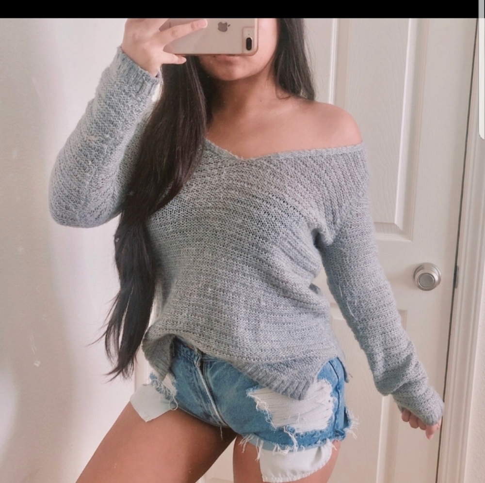 Super cute gray v-neck knit pullover sweater